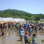 泥んこまみれ！大騒ぎの自然体験「田植え体験会」