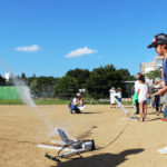 宇宙へ行ってきます！夢膨らむ水ロケットづくり