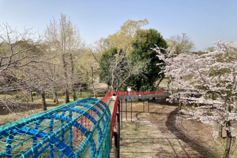絹の台桜公園のローラー滑り台