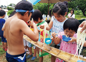 保育園や学校で知り合い、休日も家族ぐるみで楽しむ